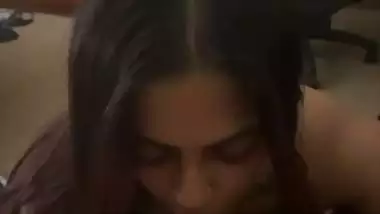 An Indian origin babe gives an NRI blowjob to her lover