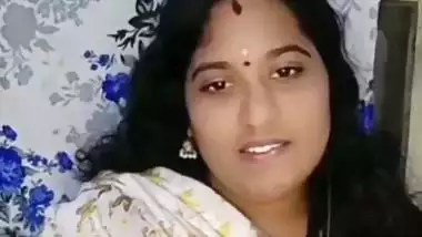 Telugu tanker bhabhi showing and pressing huge boobs