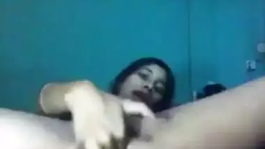 Desi babe excellently works on XXX pussy masturbating it in bed