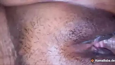 Bhabhi shaves pussy for neighbor’s dick in desi xxx MMS