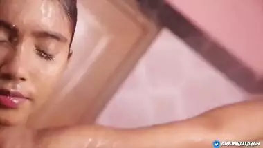 Sexy Indian nude bath video